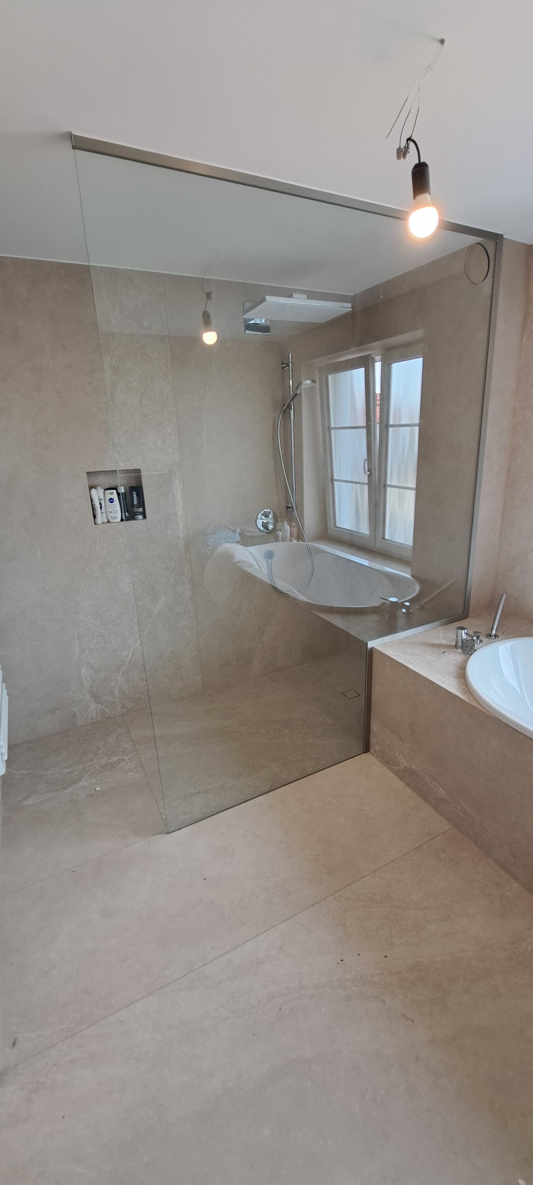 Deckenhohe Spritzschutzscheibe ohne Stabistange mit Entlüftungsloch