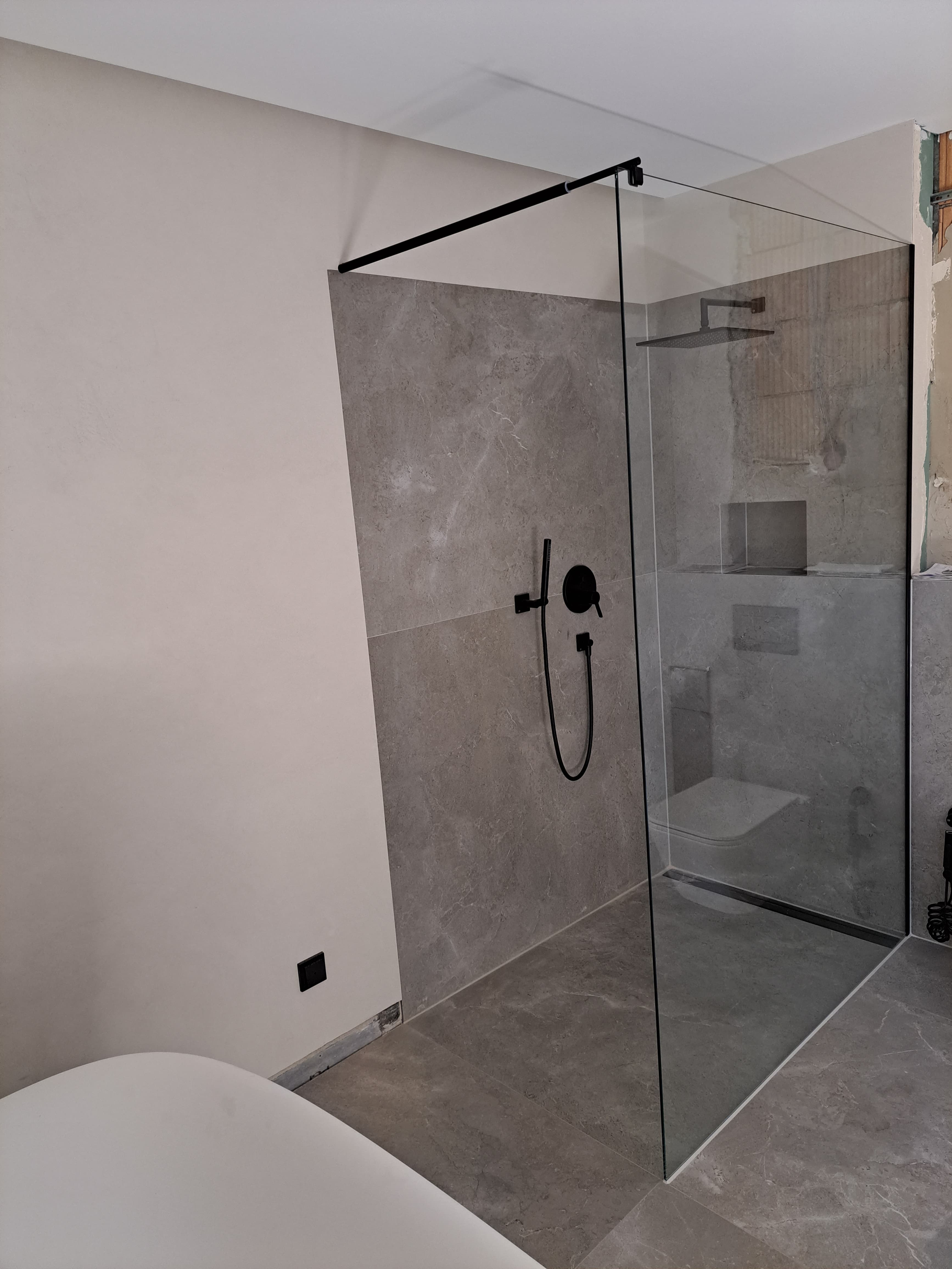 Spritzschutscheibe mit schwarzer Stabistange